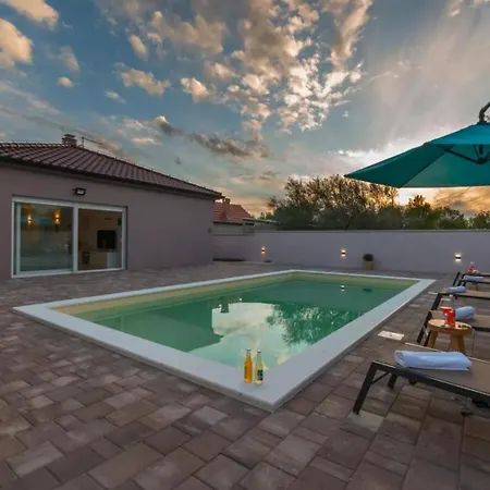 Summer House Villa *